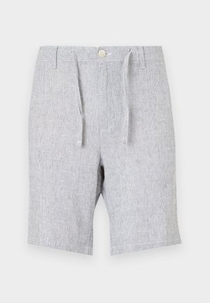 Shorts gris clair en tissu texturé, dotés d'un cordon de serrage et d'une fermeture à bouton, avec deux poches latérales et une coupe droite.