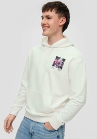 Sudadera blanca con capucha, con un bolsillo delantero y una impresión gráfica colorida en el pecho izquierdo. La tela parece suave y casual.