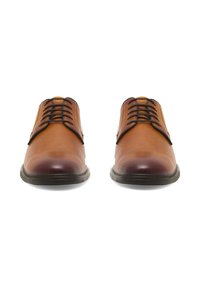 Brązowe skórzane buty na sznurówki o gładkim wykończeniu, zaokrąglone noski i kontrastowe ciemniejsze wykończenie wzdłuż krawędzi. Gumowe podeszwy zapewniające przyczepność.