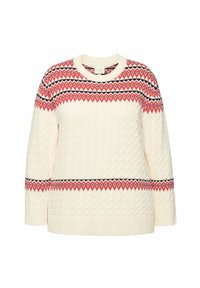 Maglione color crema con texture a treccia, decorato con un motivo geometrico rosso e nero lungo il colletto e le maniche.