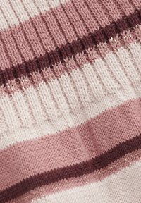 Gestreepte gebreide stof in tinten van roze en crème, met een geribde textuur en metallic accenten in donkere banden. Zacht en chunky ontwerp.