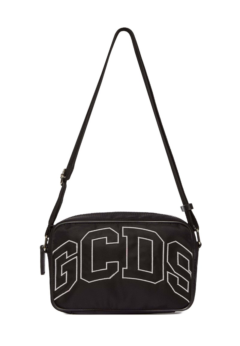 Svart tygcrossbodyväska med "GCDS" tryckt i tjocka vita bokstäver. Har blixtlåsförslutning och en tunn justerbar rem.