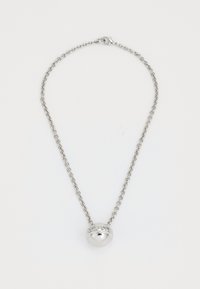 Collar de plata con un colgante redondo y pulido, adornado con acentos grabados, sujeto a una delicada cadena que presenta un acabado suave y un brillo sutil.