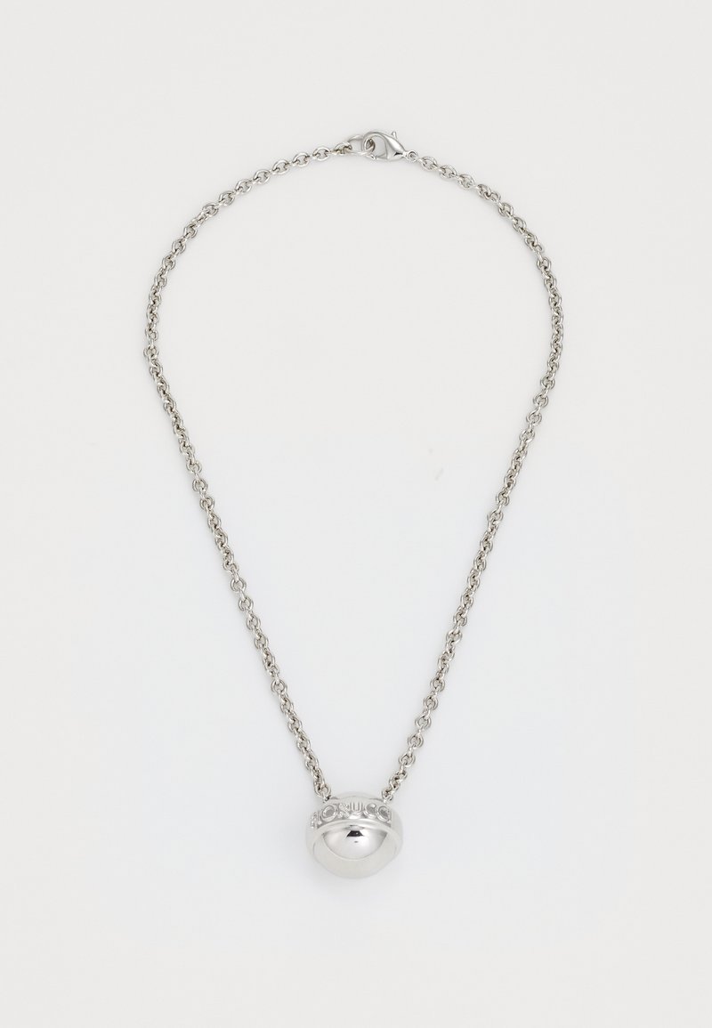 Collar de plata con un colgante redondo y pulido, adornado con acentos grabados, sujeto a una delicada cadena que presenta un acabado suave y un brillo sutil.