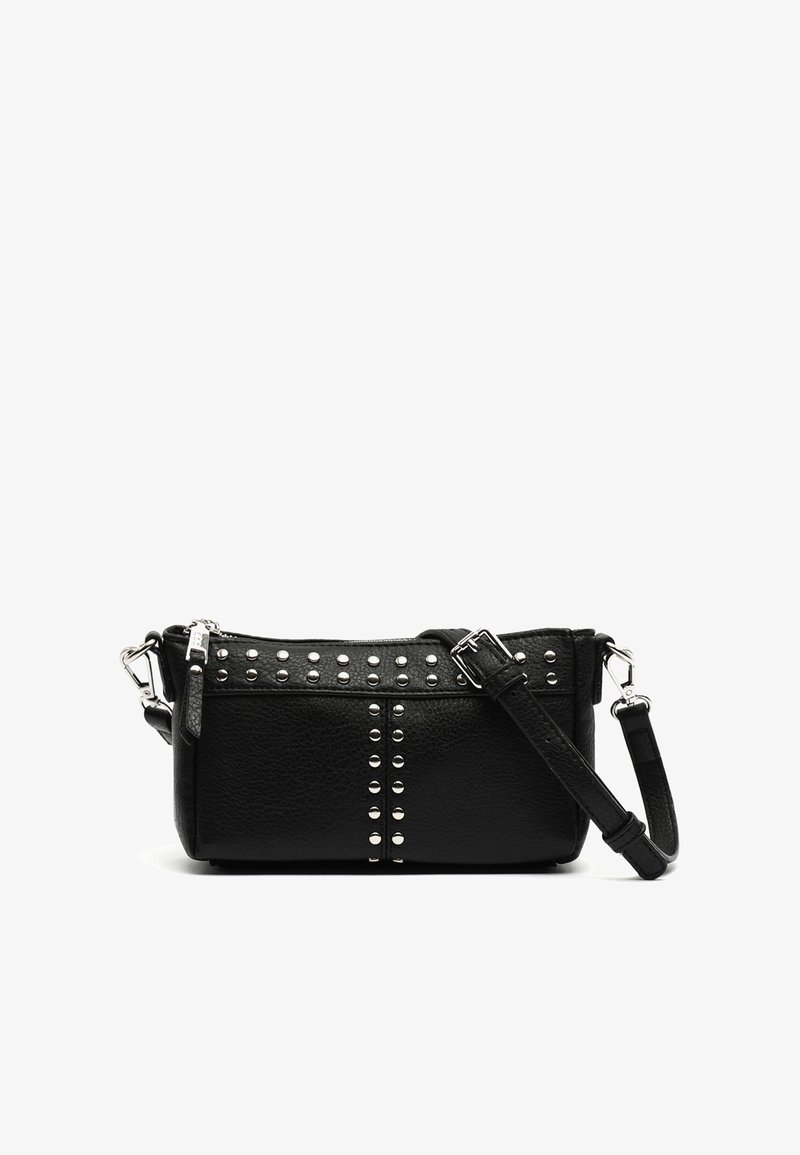 Čierna kožená kabelka cez rameno s striebornými cvokmi v horizontálnom a vertikálnom vzore, textúrovaný povrch a nastaviteľný popruh.