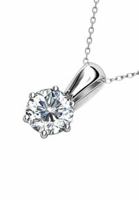 Ciondolo in argento con una pietra preziosa rotonda e trasparente, caratterizzato da una montatura a sei punte e un gancio liscio e curvo attaccato a una catena.