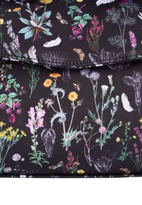 Tamna tkanina s detaljnim botanickim uzorkom koji prikazuje šarene divlje cvjetove, lišće, pčele, leptire i suptilne ilustracije životinjskih lubanja.