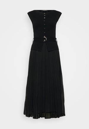 Schwarzes Kleid mit einer taillierten Brustpartie, Knopfdetails, einem Gürtel mit einer runden Schnalle und einem gefältelten, fließenden Rock. Glatte Stofftextur.