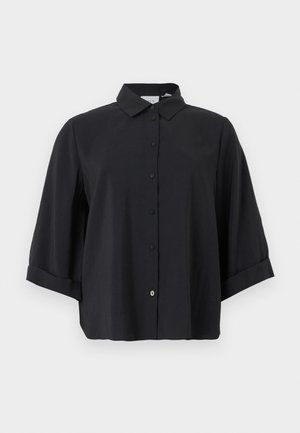 Chemise noire à boutons avec manches trois-quarts et col classique, présentée sur un fond blanc uni.