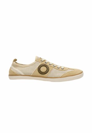 Zapatilla casual beige de caña baja con laterales perforados, cierre de cordones en la parte delantera y detalle circular de parche de ante en el lateral exterior.