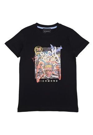 Maglietta nera a maniche corte con grafica colorata di un volto stilizzato che indossa occhiali e corona, testo in stile graffiti e la parola "RICHMOND" sotto.