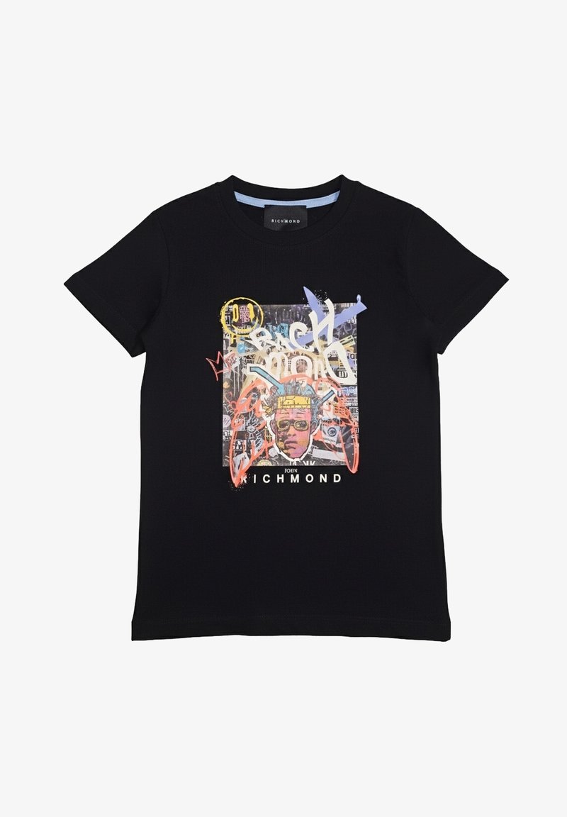 Sort kortærmet T-shirt med farverig grafik af et stiliseret ansigt iført briller og krone, graffiti-stil tekst og ordet "RICHMOND" nedenunder.