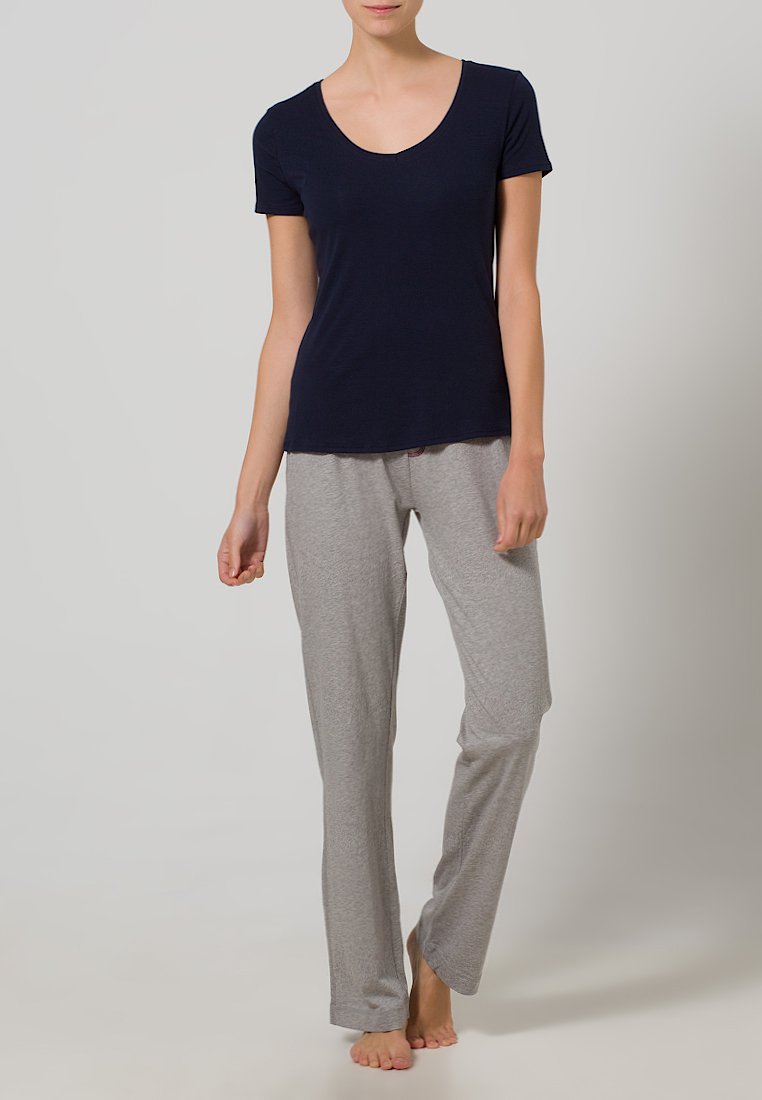Top navy a maniche corte con scollo rotondo abbinato a pantaloni da pigiama grigio chiaro a gamba dritta. Tessuto di cotone morbido, design minimalista.