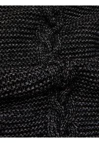 Czarna dzianina z wzorem warkocza, z teksturowanymi włóknami; miękka faktura z różnymi odcieniami ciemnych tonów.
