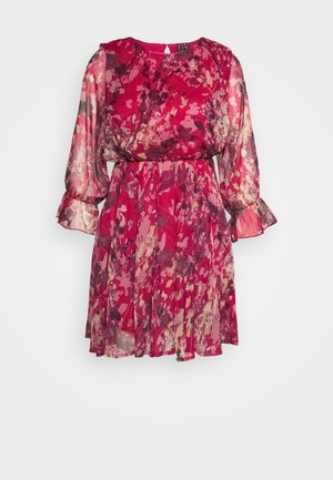 Rød kjole med blomsterprint, gennemsigtige lange ærmer, indsnævret talje og flæsemanchetter på hvid baggrund.