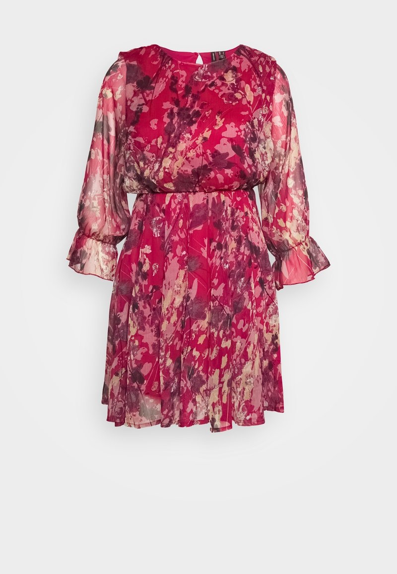 Robe rouge à motif floral avec manches longues transparentes, taille cintrée et poignets à volants sur fond blanc.