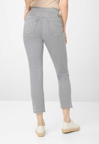 Grijze denim jeans tot de enkel met een soepele stoftextuur en elastische taille. Heeft twee achterzakken en een slim fit ontwerp.