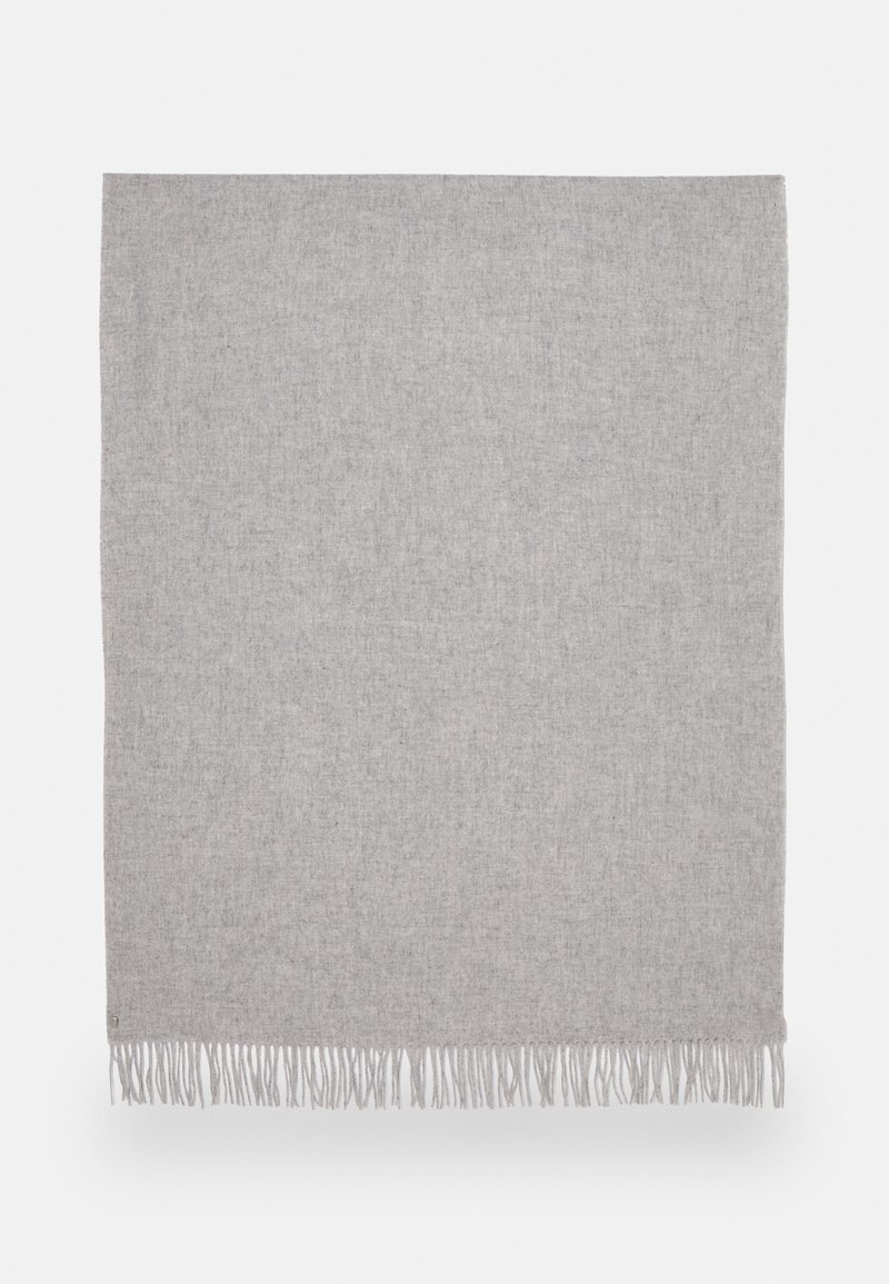 Graues gewebtes Handtuch mit fransigen Kanten, das eine weiche Textur und ein dezentes, neutrales Muster aufweist. Rechteckige Form, leichtes Design.