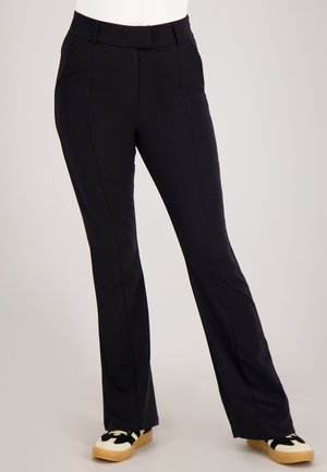 Zwarte flare-broek van een gladde stof, met een rechte voorkant, riemlussen en zijzakken. Ontworpen voor een aansluitende taille en een flared pijp.