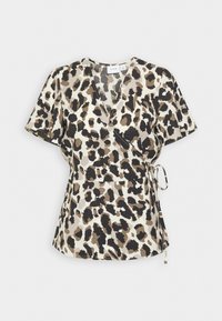 Blouse portefeuille manches courtes, col en V, imprimé léopard beige, marron et noir avec un détail de nouage sur le côté sur fond blanc.