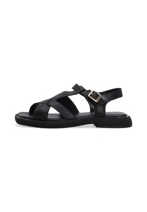 Zwarte leren sandaal met open teen, gekruiste bandjes en verstelbare gouden gesp op een platte, gestructureerde zool.