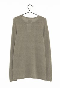 Sweter z długim rękawem, okrągłym dekoltem w stonowanym taupe. Posiada teksturowany splot materiału, luźny krój i rozcięcia po bokach u dołu.