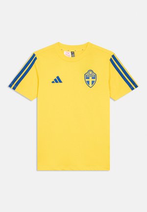 Chemise de sport jaune à manches courtes avec des bandes Adidas bleues sur les manches, le logo Adidas sur la poitrine et l'écusson de l'équipe nationale de Suède.
