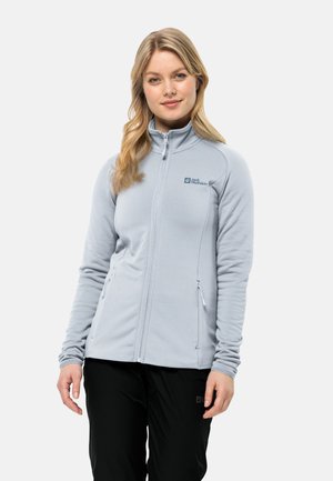 Hellgraue Fleecejacke mit Reißverschluss, hohem Kragen und zwei Seitentaschen; verfügt über ein Logo auf der linken Brust. Glatte Textur.