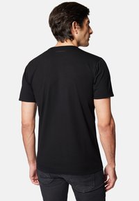 Czarny t-shirt z krótkim rękawem, okrągłym dekoltem, gładką fakturą materiału i subtelnym detalem logo na górnej części pleców.