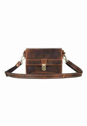 Sac bandoulière en cuir marron avec sangle ajustable et fermeture à boucle métallique, présenté sur fond blanc.