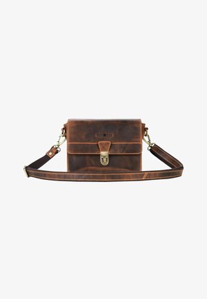 Sac bandoulière en cuir marron avec sangle ajustable et fermeture à boucle métallique, présenté sur fond blanc.