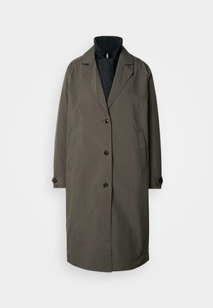 Donkergroene trenchcoat met een gekarteld kraag, vijf knopen aan de voorkant en twee zijzakken. Gelaagd stof, middellange snit.