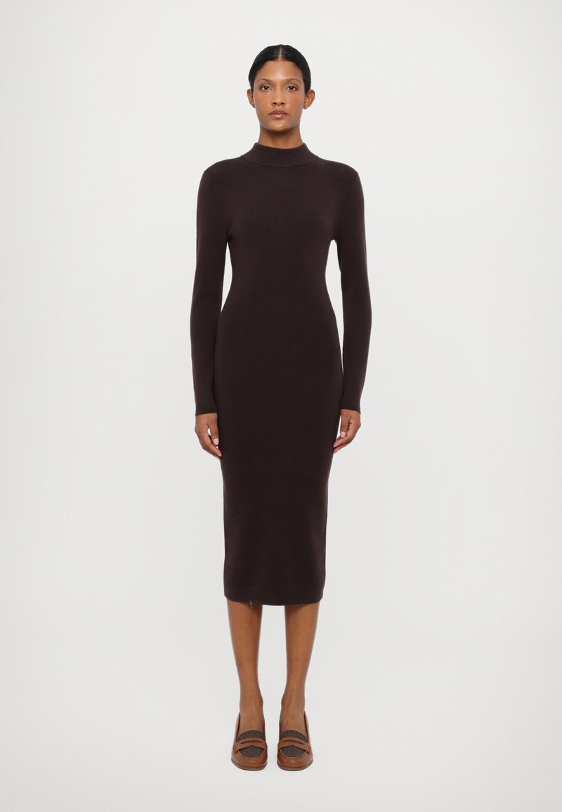 Robe en tricot à manches longues, ajustée, de couleur marron foncé avec un col montant, atteignant le mollet. Texture lisse, détails minimalistes, silhouette cintrée.