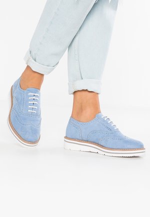 Světle modré semišové oxfordky s bílými tkaničkami, kontrastní bílou podrážkou a dekorativními perforacemi po celém designu.
