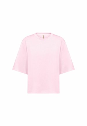 Svjetloružičasta široka majica od pamuka. Ima kratke rukave, okrugli izrez i glatku teksturu. Nema vidljivih uzoraka ili ukrasa.