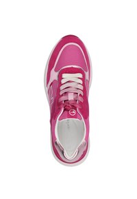 Pinke Sportschuh mit einem Obermaterial aus Mesh, Wildlederelementen, metallischen Details, weißen Schnürsenkeln und einer weißen Gummisohle. Klassisches Rundzeh-Design.