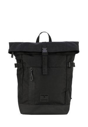 Zwarte rolltop rugzak gemaakt van duurzame stof, met verstelbare zijbanden, een ritsvak en een rechthoekige vorm.