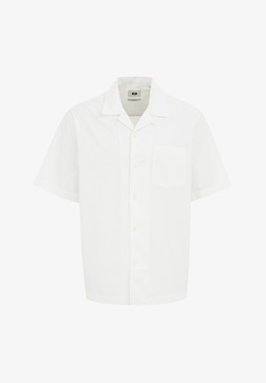 Cămașă albă cu mâneci scurte, confecționată din bumbac, cu guler ascuțit, închidere cu nasturi pe față și un singur buzunar la piept. Textură netedă, design casual.