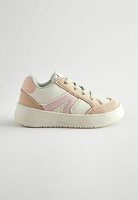 Sneaker med en hvid læderoverdel og akcenter i pink og beige ruskind, rund tå, lys grøn snørebånd og en tekstureret gummisål.