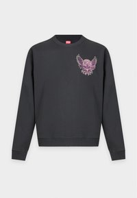 Sweat-shirt noir à manches longues avec un crâne ailé violet et le logo "Diesel" sur le côté gauche de la poitrine, avec une étiquette rouge Diesel à l'intérieur de l'encolure.