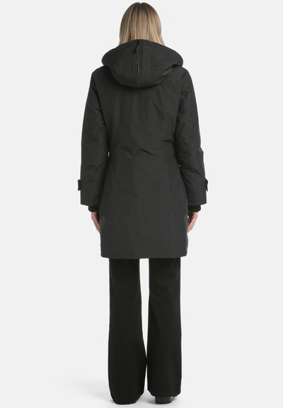 Musta parka-takki, polvipituinen hupulla,, jossa on sileä pinta, pitkät hihat ja säädettävät hihansuut. Minimalistinen muotoilu ilman kuvioita.