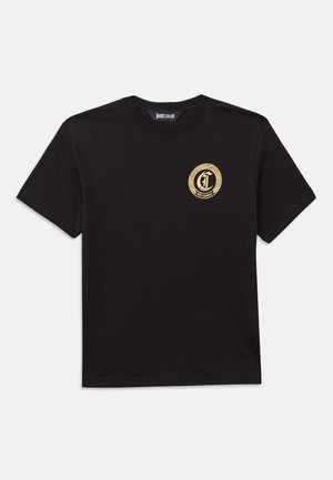 T-shirt in cotone nero con scollatura rotonda. Presenta un logo circolare dorato sul lato sinistro del petto. Vestibilità classica con maniche corte.