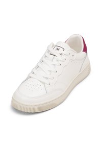 Weiße Ledersneaker mit einer strukturierten Gummisohle, versehen mit pinken Akzenten an der Ferse, Schnürdesign und perforierten Details an der Zehenpartie.