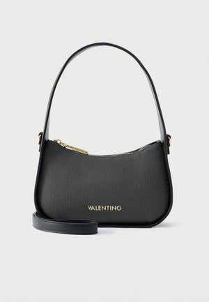 Mustast tekstuuriga Valentino käekott kuldse tõmbluku ja logoga, millel on lühike õlarihm ning eemaldatav pikem rihm, valgel taustal.