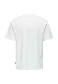 T-shirt bianco a maniche corte in cotone, con girocollo e orlo dritto, dotato di un piccolo etichetta con logo sul lato.