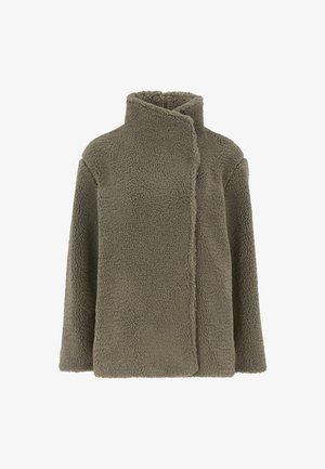 Veste sherpa longue à manches, de couleur taupe, avec un col haut et une fermeture avant asymétrique, présentée sur un fond blanc.