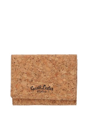 Kleine rechthoekige portemonnee gemaakt van kurkmateriaal met een gestructureerd oppervlak en "Craft Leder studio" gedrukt op de voorklep.
