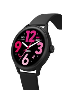Orologio smartwatch rotondo con cassa e cinturino neri, caratterizzato da un display circolare nero. Numeri rosa audaci, lancette bianche e indicatore di batteria.
