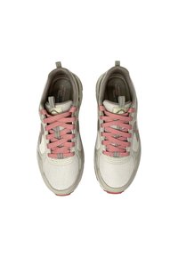 Par de zapatillas deportivas beige y blancas con cordones rosa, de tela de malla y suelas acolchadas, vistas desde arriba sobre un fondo blanco.