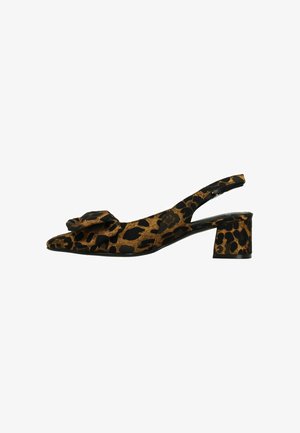 Chaussure slingback en imprimé léopard dans des tons de brun et noir, avec un bout pointu, un talon bloc et une accent floral sur le devant. Tissu texturé.